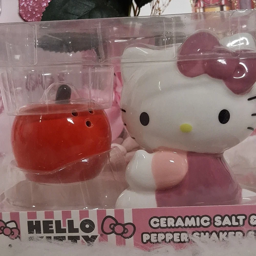Hello Kitty In Pink & Red Apple Ceramic Salt & Pepper Set New